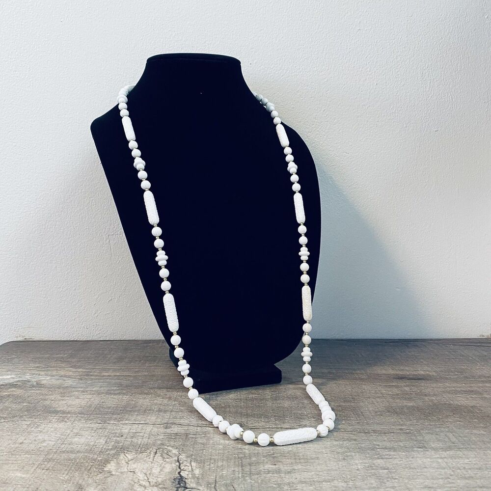 1978 Sarah Coventry SPRING MOODS White Plastic Embossed Flower Bead Necklace 20”